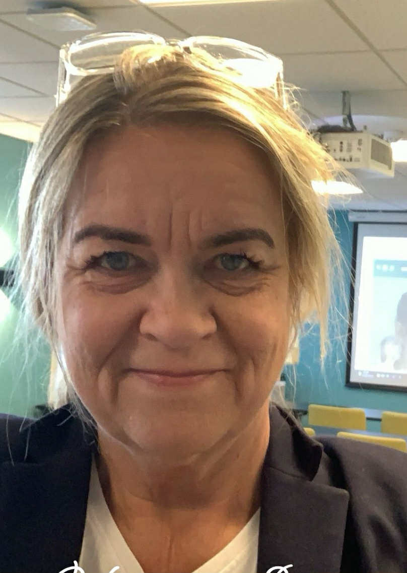 Portrett av Liv Gjertrud Koløen, spesialpedagog som utfører dysleksiutredning på Stord og Vestlandet